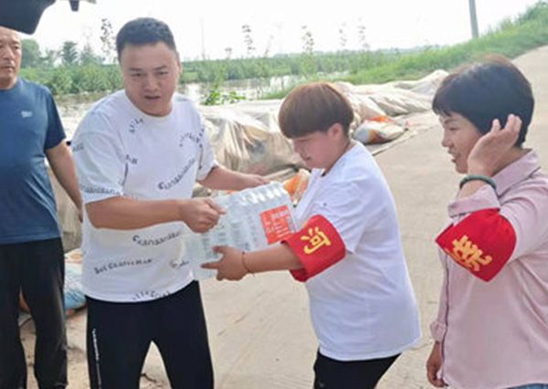 王亚洲视频五区（píng）王總代表公司捐（juān）贈抗疫物資和慰問卡點工作人員 抗擊（jī）疫情、義（yì）不容辭